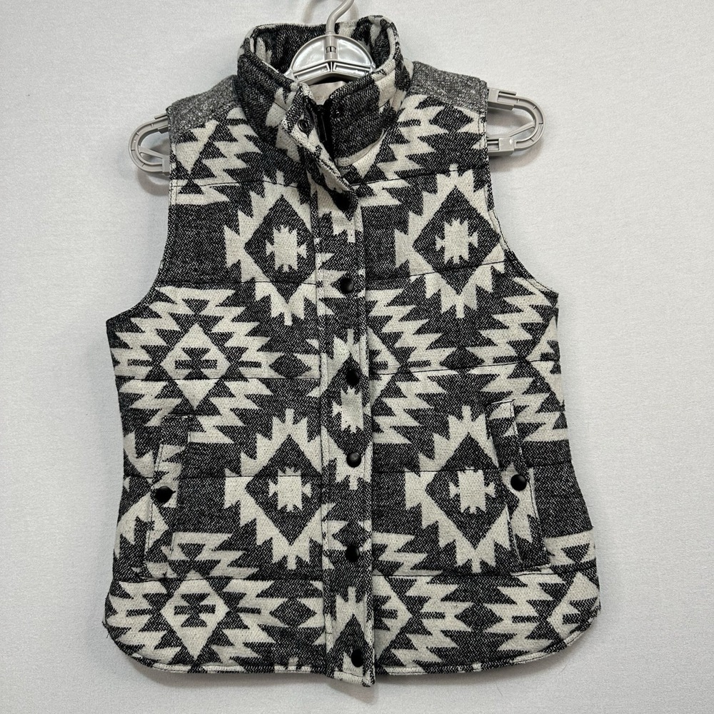 Skies Are Blue Women's Small Black & White Aztec‎ Vest